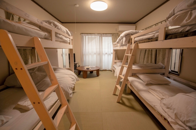 東京、大阪、愛知のホステルわさびでは困窮した学生のために部屋と食事などを無料支援する「わさびプログラム」を開始