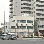 宮地の交差点に残る越前屋乙部商店（乙部ローソク店）の店舗跡が昭和感があって素敵