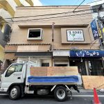 町屋駅近くにある寿司店の「うみまる」などが入っていた建物の解体工事が始まりました
