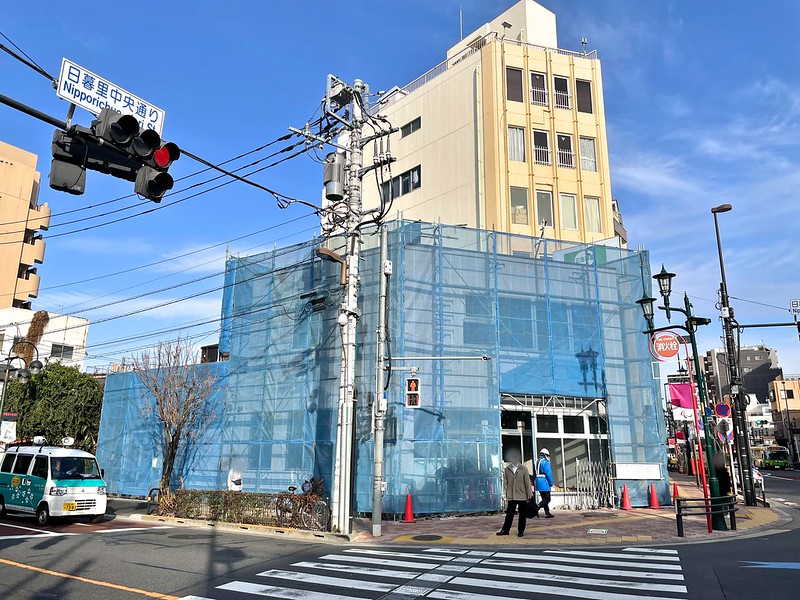 日暮里中央通りと尾竹橋通りの交差点に「セブンイレブン 日暮里中央通り店」がオープンへ