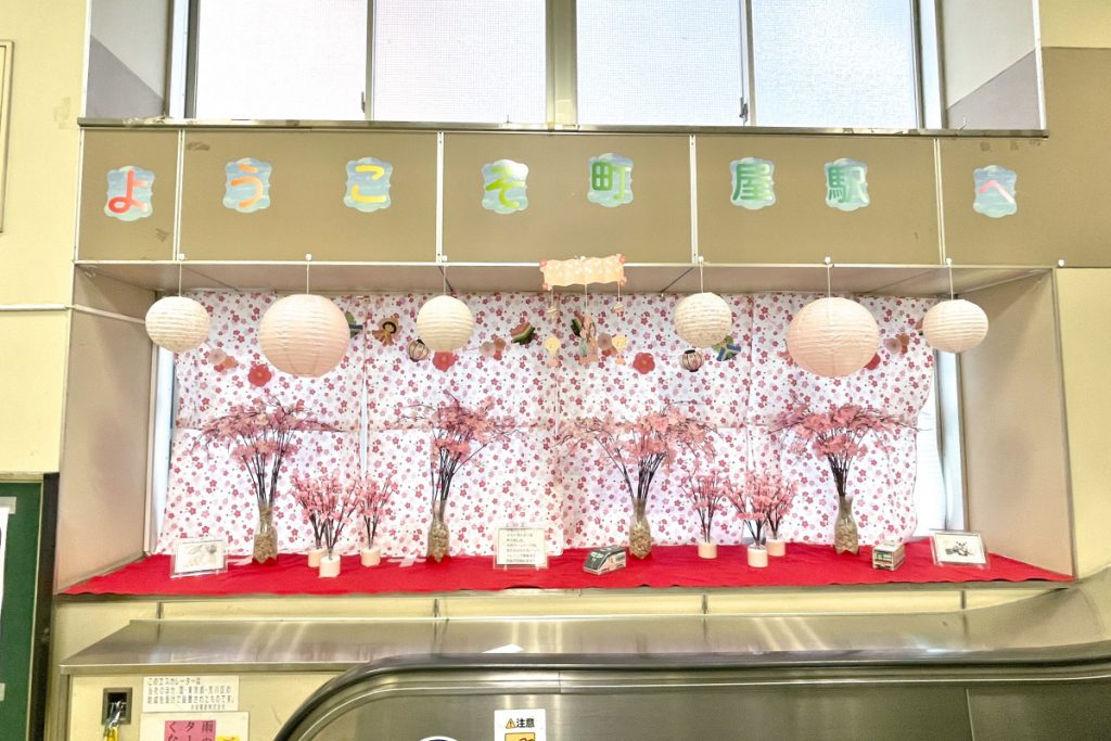 京成線の町屋駅改札内に桃の節句の飾り付けが登場しています