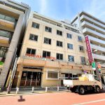 閉館した日暮里駅前のときわホテル跡地には地上15階建ての共同住宅が建設されます