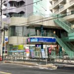 閉店した「ガスト 町屋店」の看板等が全て撤去され、新店舗工事の準備が始まりそうです