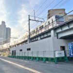 町屋駅近くの京成線のガード下に建設中の建物はガードからはみ出している！