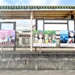 劇場版「BanG Dream! ぽっぴん’どりーむ！」のパネルが都電荒川線の荒川二丁目停留場に展示中