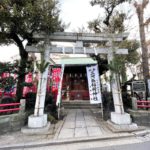 令和4年（2022年）、三河島稲荷神社の初詣では根付と缶入り甘酒が配布されます