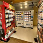 谷中銀座商店街にラーメンや餃子等の自動販売機が集合したJIHANKIYA(自販機屋)がオープン