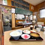 町屋の丸福食堂は朝の7時から営業 500円の朝定食を昭和な雰囲気の中で食べてきた