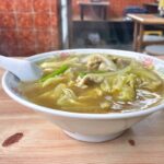スープが絶品！町屋の住宅街にある町中華の「春華亭」でカレーソバを食べてみた