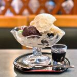 熊野前にある昭和46年創業の老舗の喫茶店「ティールーム サラ」でクリームあんみつを食べてきた
