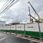 町屋二丁目の住宅街に地上8階建てのマンションが建設