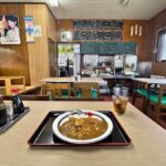 荒川区内にある昭和な雰囲気の食堂で食べるシンプルなカレーライス